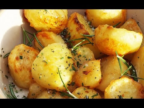 Crispy roasted potatoes in goose fat with thyme and rosemary | Gustomondo